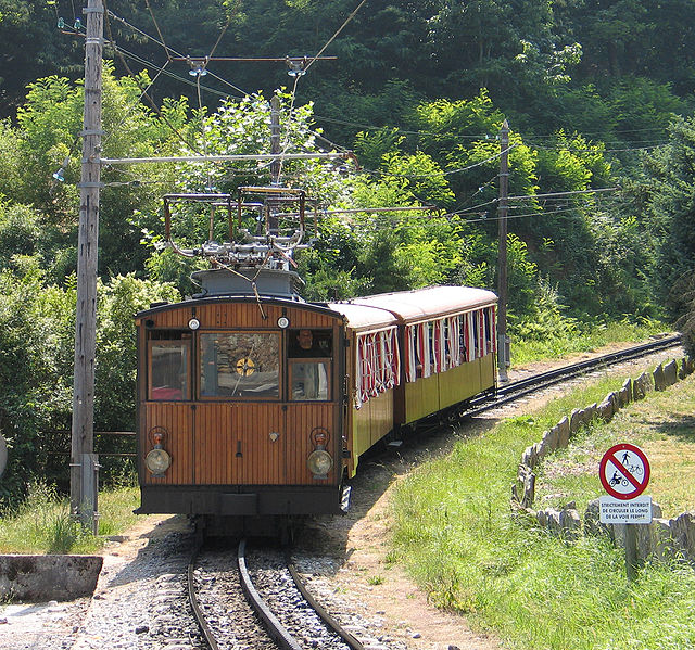 Le Petit Train de la Rhune By --Superbass via Wikimedia Commons