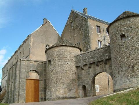 Porte de la ville, Flavigny-sur-Ozerain (source : wiki)