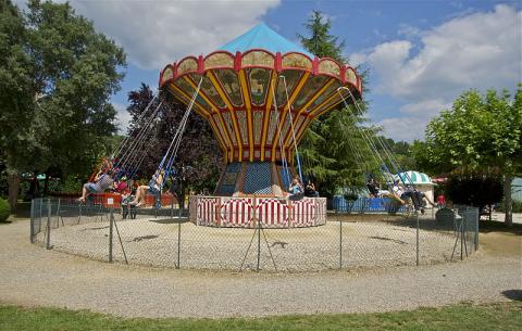 Chaises volantes Bournat By Jebulon via Wikimedia Commons