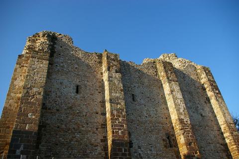 Donjon de Sainte-Suzanne By stesuz via Wikimedia Commons