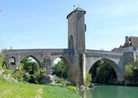 Vieux Pont d'Orthez Par MOSSOT (Travail personnel) [CC BY 3.0 (http://creativecommons.org/licenses/by/3.0)], via Wikimedia Commons