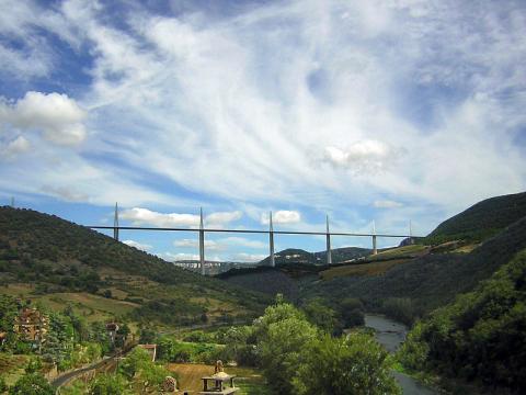 Le Viaduc de Millau Par Texaner CC BY-SA 3.0  via Wikimedia Commons