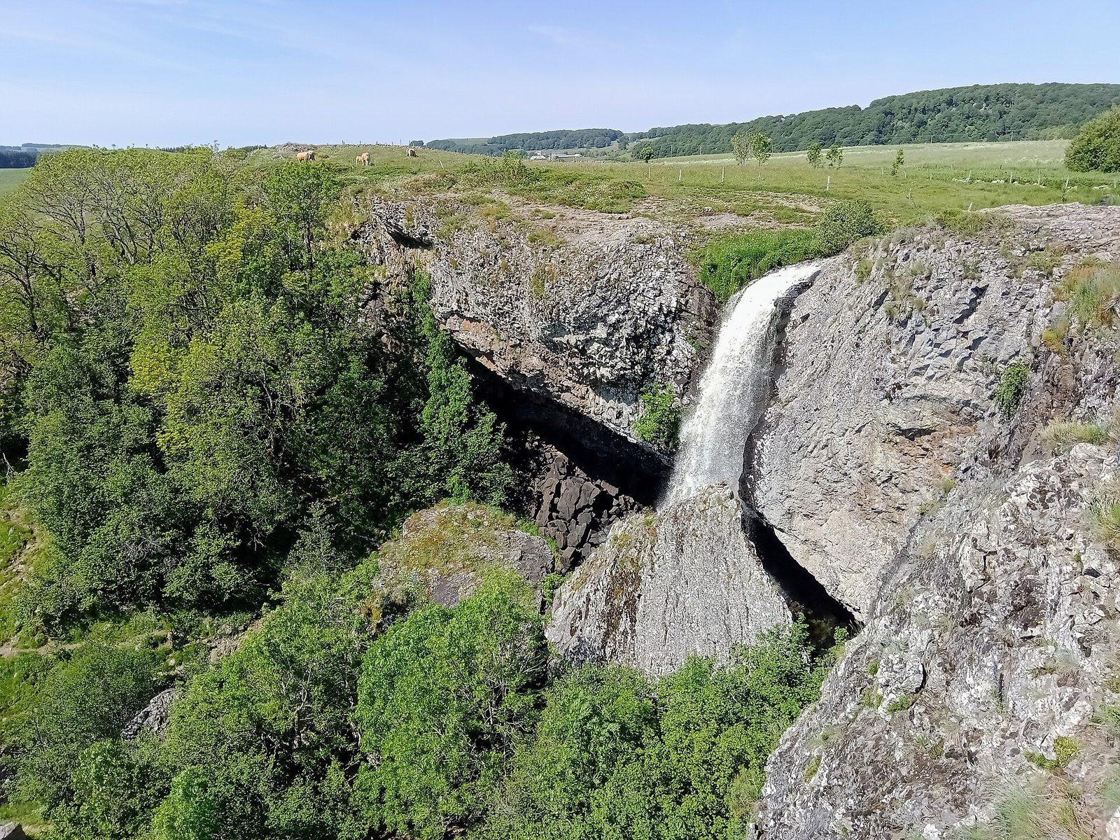 Grotte et cascade de Deroc