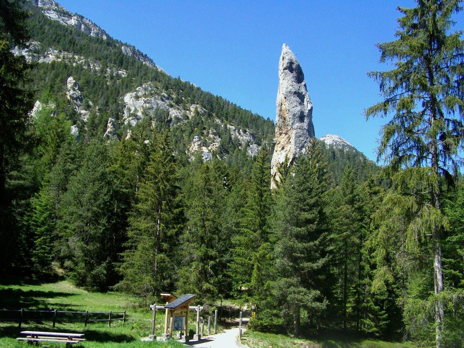 le Monolithe de Sardières