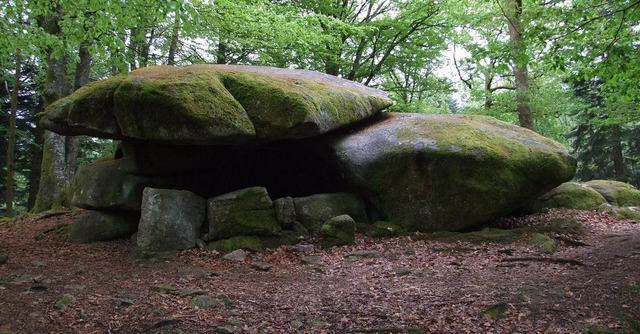 Dolmen naturel de Chevresse