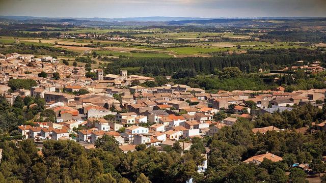 Le village et l'Abbaye de Caunes-Minervois