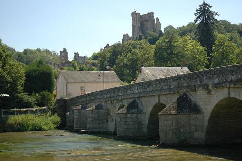 Pont sur le Loir à Lavardin (source: wiki)
