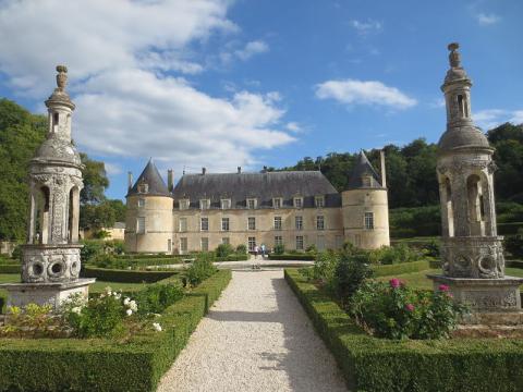 Château de Bussy-Rabutin By Arnaud 25 (Own work) CC BY-SA 3.0 via Wikimedia Commons