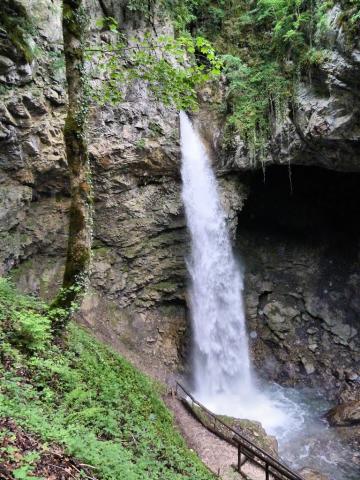 La Cascade et grotte de Seythenex en Savoie